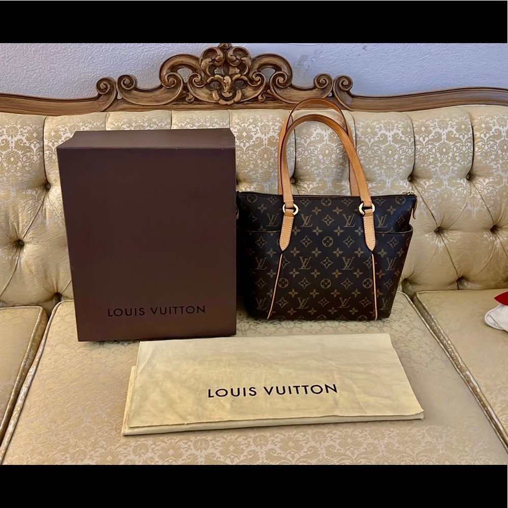 Louis Vuitton, MM Monogram Shoulder Zipper Tote Handbag.